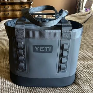 Yeti Camino 35 tote bag.